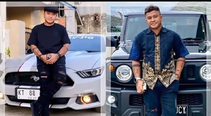 Catur Adi Prianto bergaya di depan koleksi mobil mewahnya. (Foto Tangkapan Layar Instagram)