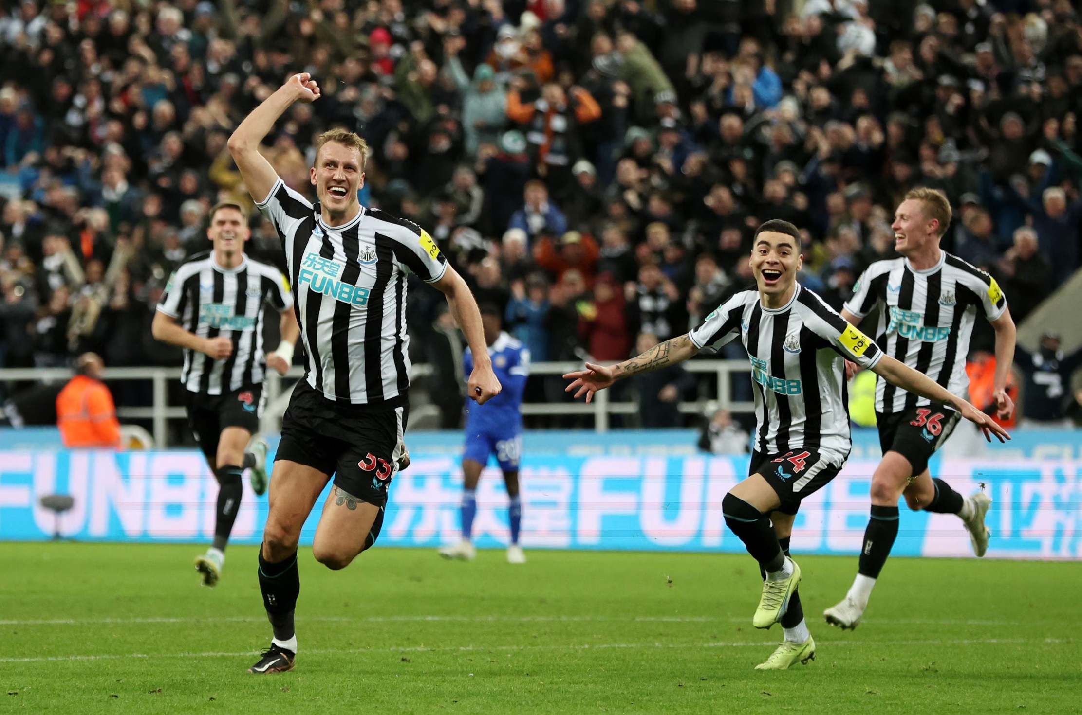 Bek jangkung Newcastle United, Dan Burn (kiri), yang tidak pernah membela Inggris di level usia mana pun. Burn baru dipanggil masuk Inggris pada usianya kini yang berumur 32 tahun.