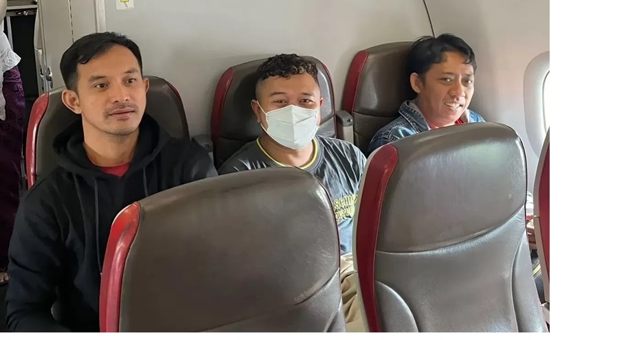 Catur Adi Prianto (tengah) berada di dalam pesawat untuk dibawa ke Bareskrim Polri, Jakarta. (Foto: Dittipidnarkoba Bareskrim Polri)