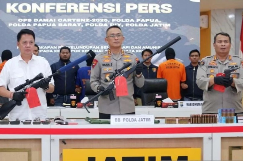 Kapolda Jatim Komjen Pol Imam Sugianto (tengah) menunjukkan senjata api yang diproduksi di Bojonegoro dan dipasok untuk KKB Papua. (Moch Asim/Antara)