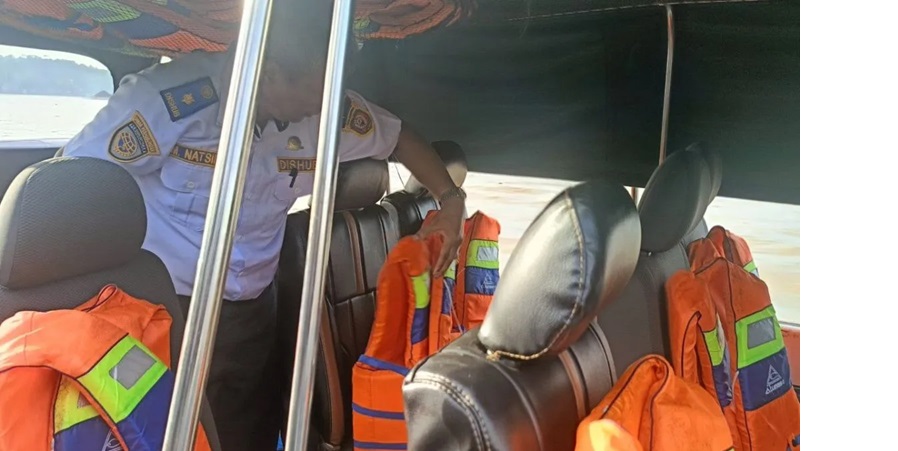 Tim Dishub Kaltim melakukan pemeriksaan kelaikan kapal angkutan sungai jenis speedboat di Dermaga Samarinda Ilir, Samarinda, Kaltim