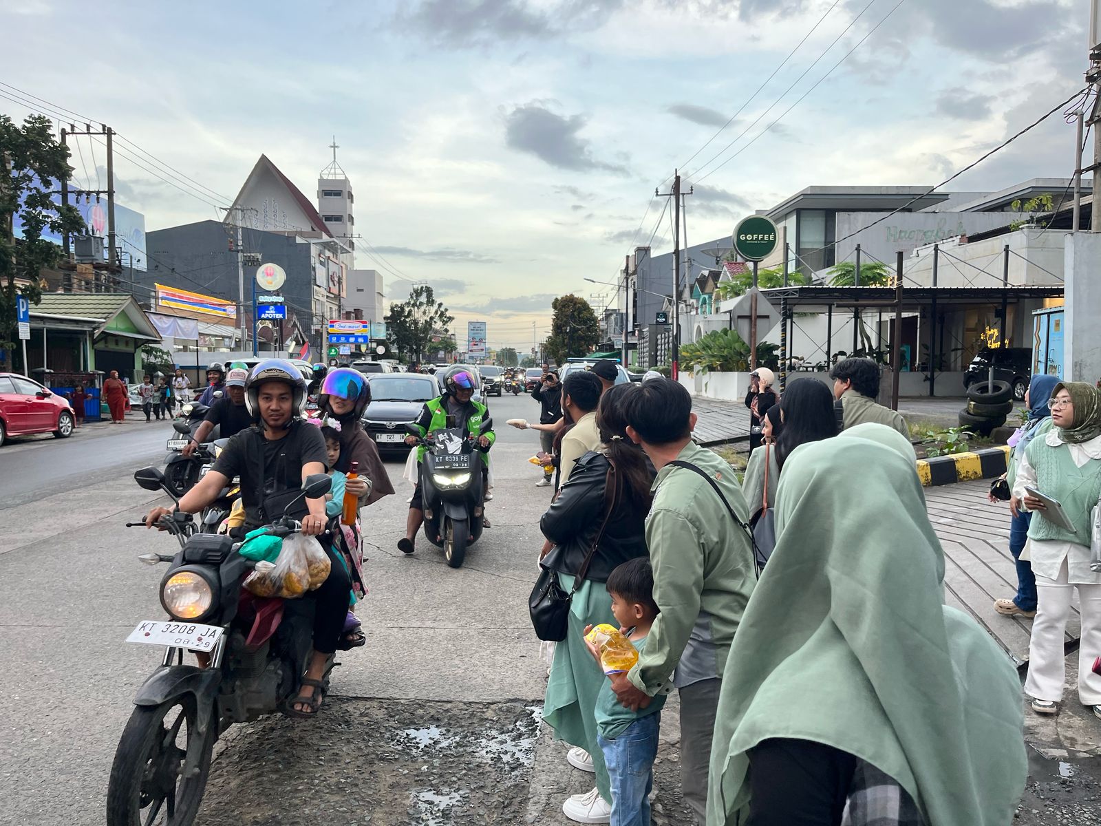 Peserta Stylish On The Road Filano membagikan bingkisan sembako dan sirup kepada pengendara yang melintas di jalan.