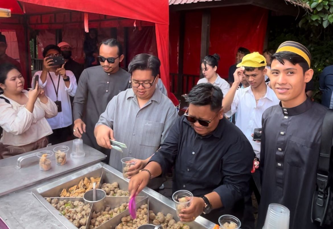 Wakil Bupati Kukar Rendi Solihin bersama Kak Gem dan Irfan Ghafur War Takjil bersama warga Tenggarong (Istimewa)