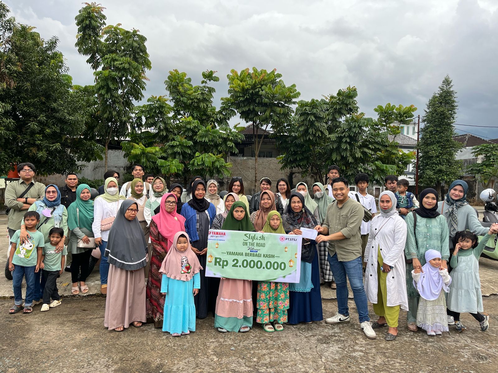 Perwakilan Yamaha Filano menyerahkan sumbangan Rp 2 juta ke pengurus panti asuhan.