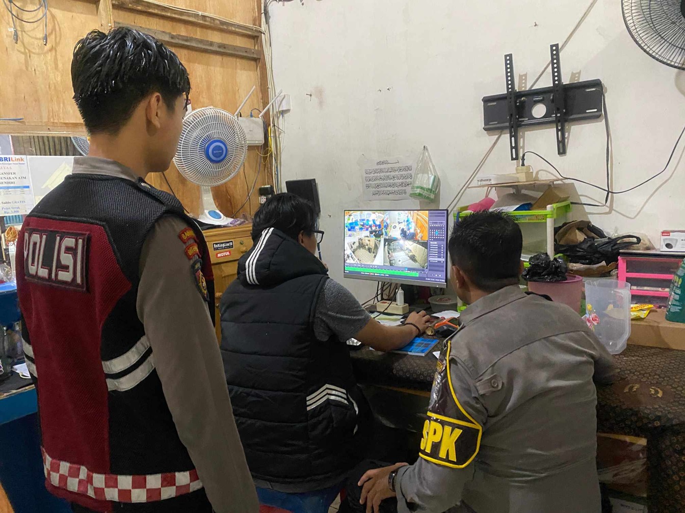 DIRAMPOK: Petugas kepolisian saat mengecek CCTV di lokasi kios agen perbankan di Jalan Rajawali  km 3,5,  Palangka Raya, Rabu (12/3) malam.