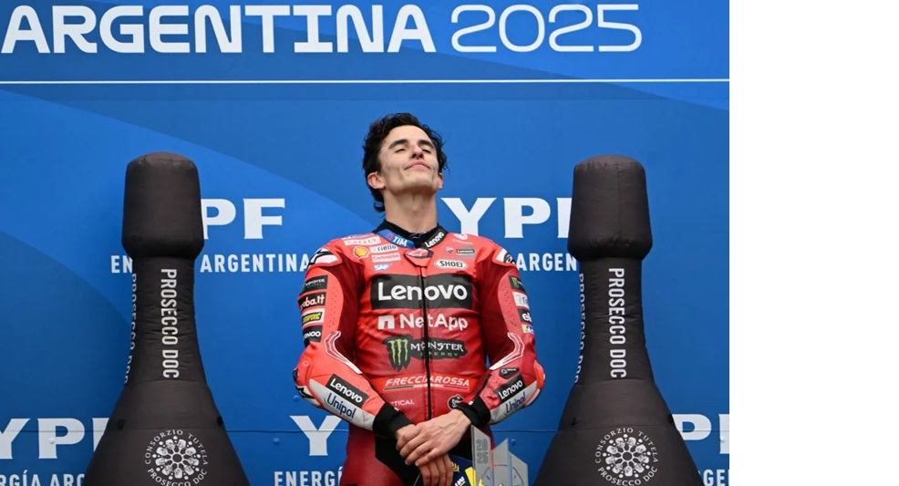 Pembalap MotoGP dari tim Ducati Lenovo Marc Marquez merayakan keberhasilannya menjuarai GP Argentina 2025 di Sirkuit Aut&oacute;dromo Termas de R&iacute;o Hondo, Argentina, Minggu (16/3/2025) waktu setempat.