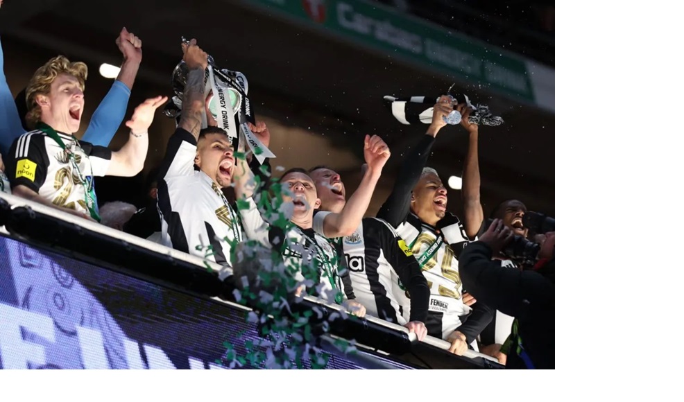 Para pemain Newcastle United mengangkat Piala Liga Inggris 2024-2025 yang mereka menangkan usai menundukkan Liverpool dengan skor 2-1 di Stadion Wembley, London, Minggu (16/3/2025). (EFL)