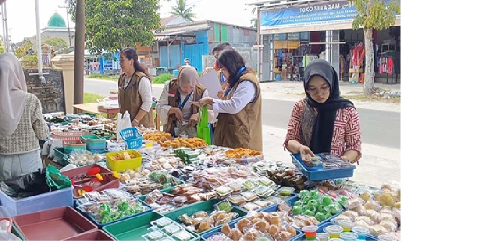 PENGAWASAN PANGAN: Tim BBPOM melakukan pengujian laboratorium terhadap takjil yang dijual para pedagang selama Ramadan, Rabu (12/3). IST/RADAR SAMPIT)