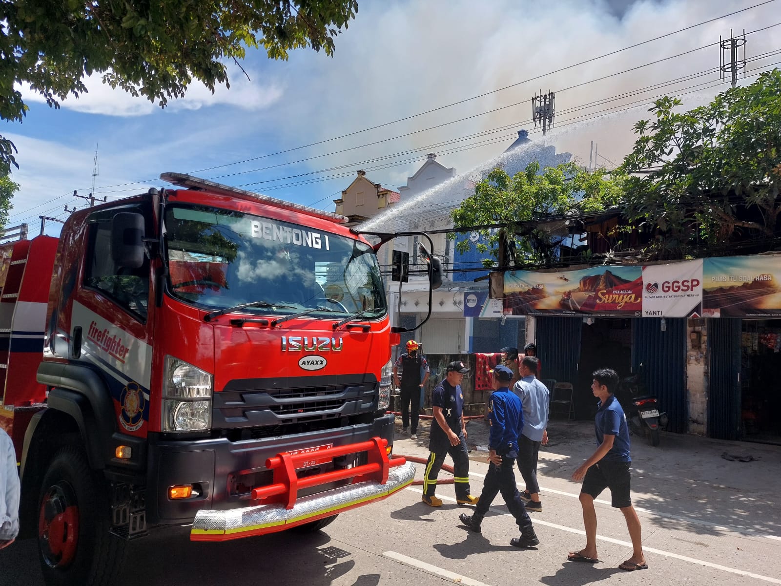 Disdamkarmatan Kukar memadamkan api yang berkobar di Gang Camel, Kelurahan Melayu, Tenggarong (Elmo/Prokal.co)