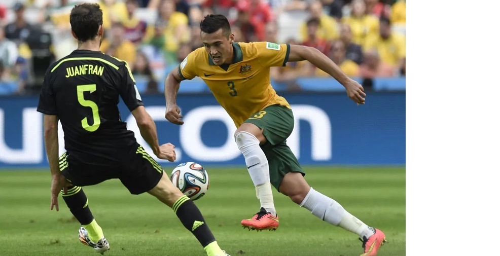 Bek Australia Jason Davidson (kanan)