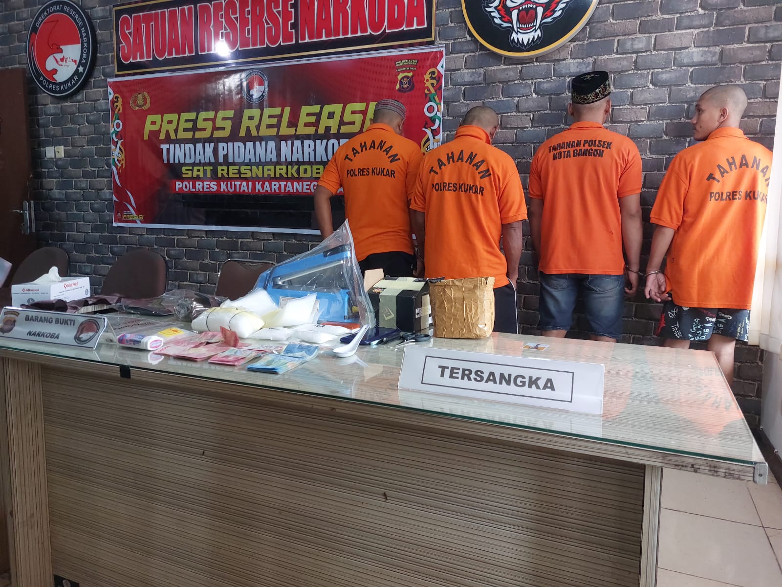 Barang bukti narkotika jenis sabu yang berhasil diamankan Satresnarkoba Polres Kukar (Elmo/Prokal.co)