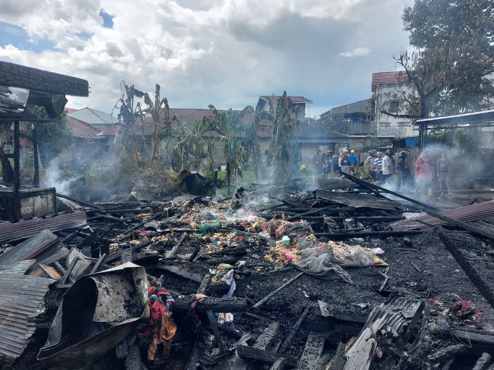 Puing sisa kebakaran.