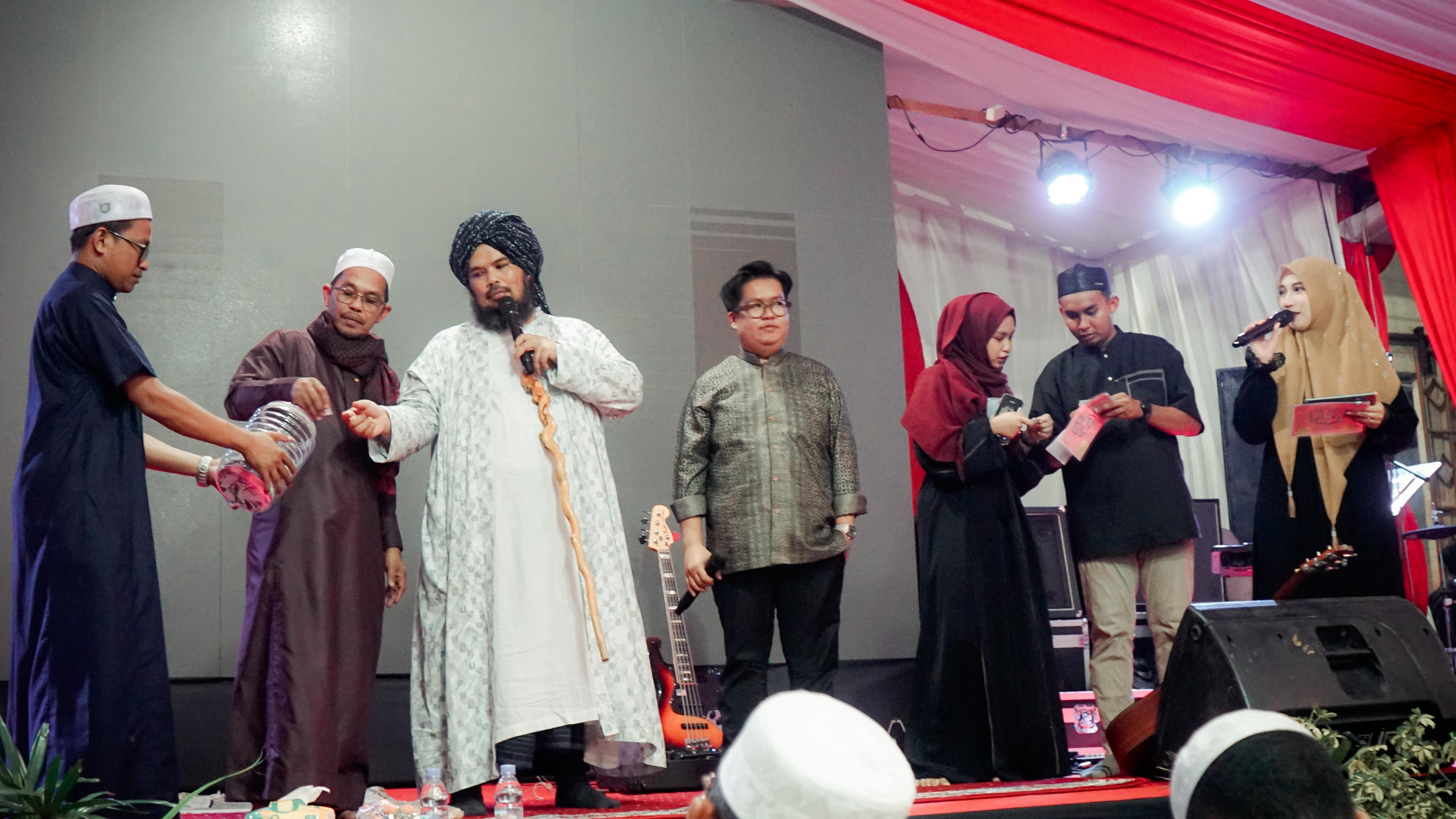 Buka bersama Wakil Bupati Kukar, Rendi Solihin di Samboja bersama Ustaz Derry Sulaiman (Istimewa)