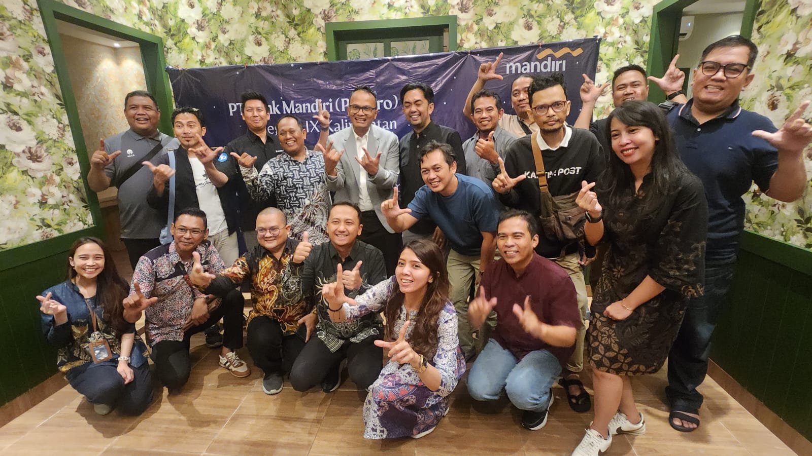 KEBERSAMAAN: Ferry Kurnia Budianto (berdiri lima kiri) bersama sejumlah awak media di Balikpapan, Rabu, 19 Maret 2025.
