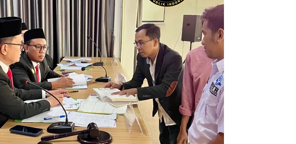 PEMERIKSAAN: Ahmadi Azis (kanan/berkacamata) saat menjalani sidang kode etik. ( IST.)