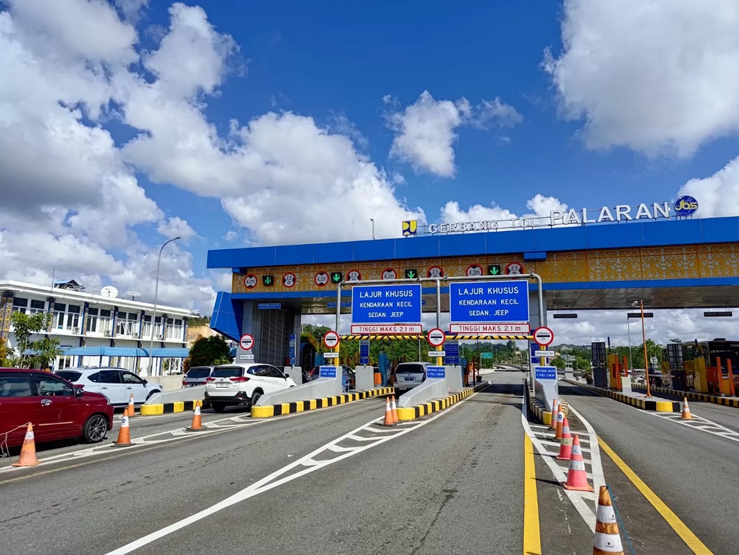 Gerbang tol Palaran. Di jalan tol Balsam masih banyak jalan yang bergelombang.