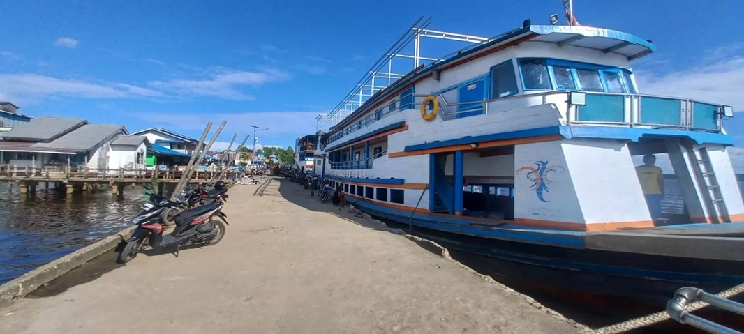 TRANSPORTASI ANDALAN: Kapal motor menjadi moda trasportasi air andalan bagi warga di Kabupaten Kayong Utara untuk bepergian. Salah satu trayek teramai adalah Teluk Batang menuju Rasau Jaya. (DANANG PR