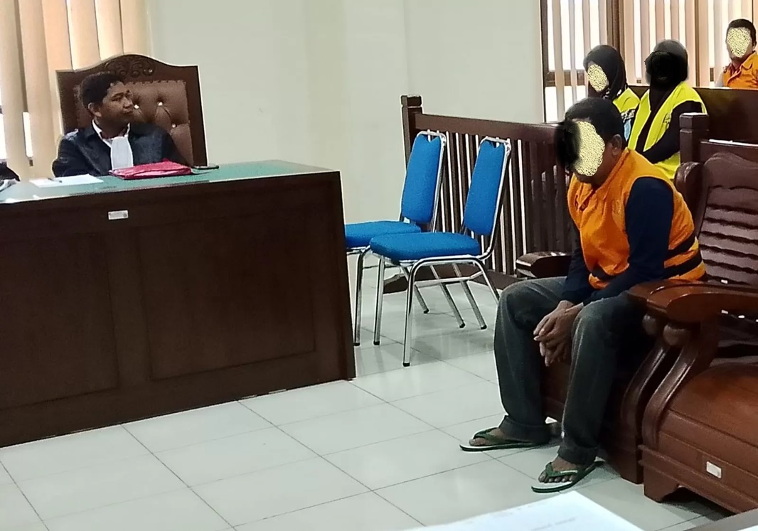 DI DEPAN HAKIM: Terdakwa RSL harus mempertanggungjawabkan perbuatannya usai menjambet kalung seorang nenek. (MOESO/BALPOS)