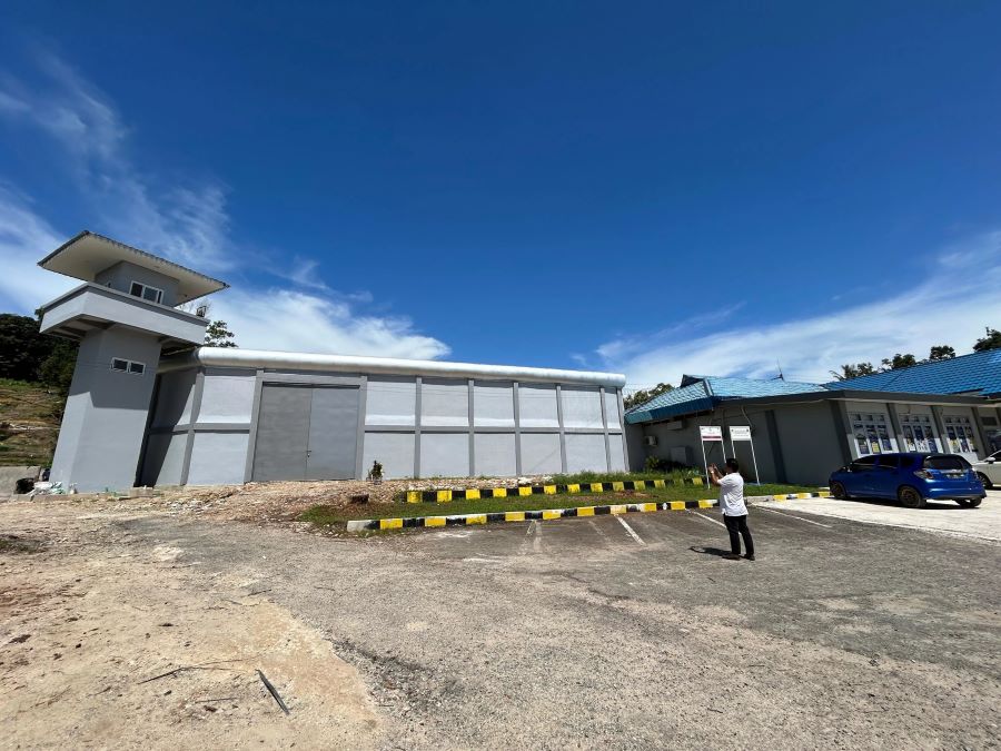 DISELESAI : Tembok lapas yang baru selesai dibangun dan dengan kondisi yang lebih tinggi Diharapkan Bisa Menjaga Kamtibmas. (ELIAZAR/RADAR TARAKAN)