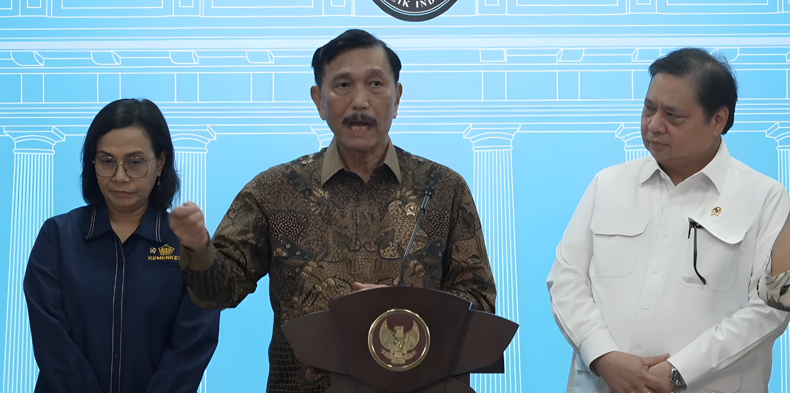 Luhut diapit Sri Mulyani dan Airlangga H.