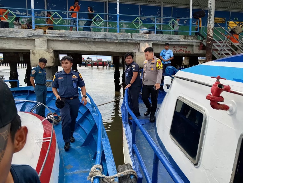 OLAH TKP: Personel Polsek KSKP Nunukan saat mendatangi kapal dan melakukan olah TKP. (DOK POLSEK KSKP NUNUKAN)