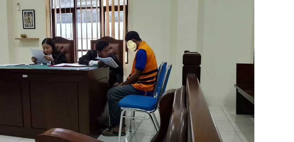 EDARKAN NARKOTIKA: Terdakwa AND berkoordinasi dengan kuasa hukumnya.