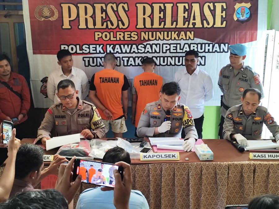 Kapolsek Kawasan Pelabuhan Tunon Taka, Nunukan, Iptu Andre Azmy Azhari saat memimpin press release pengungkapan kasus penggelapan di Mapolsek Kawasan Pelabuhan, Rabu (19/3).