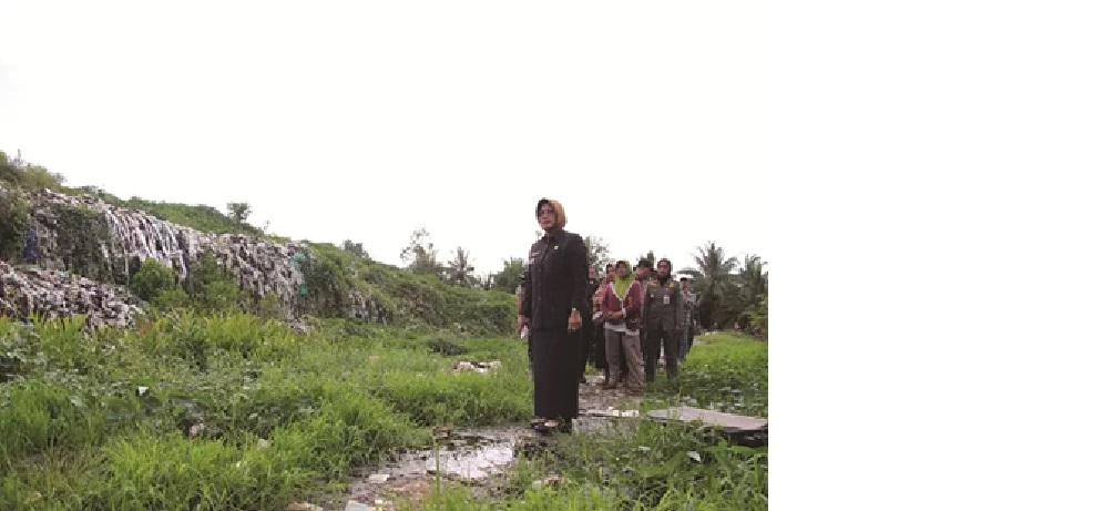 PANTAU : Bupati Mempawah memantau TPA Sungai Bakau Besar Laut.