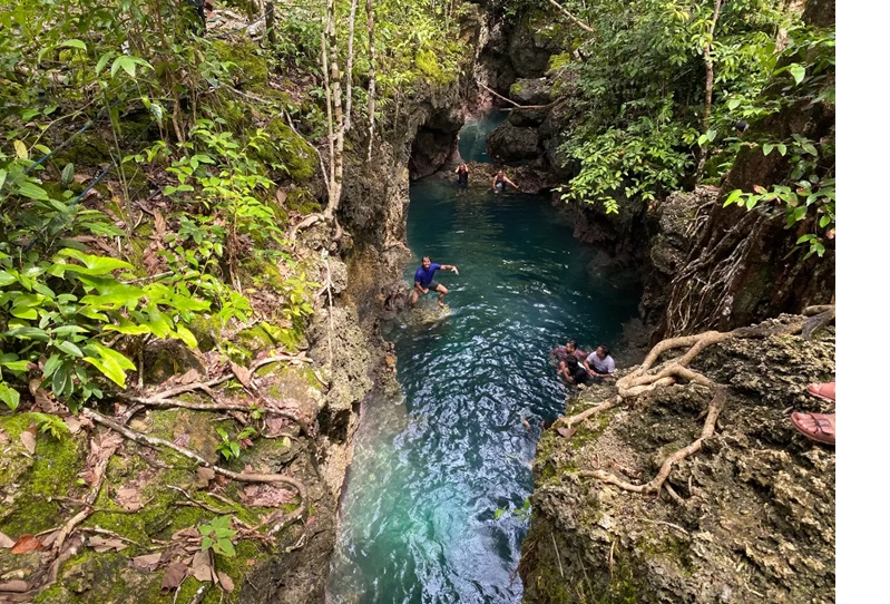 DESTINASI: Goa Halo Tabung yang ada di Pulau Maratua salah satu destinasi wisata di Kabupaten Berau yang memiliki daya tarik tersendiri untuk dikunjungi wisatawan saat libur lebaran. (IZZA/BP)