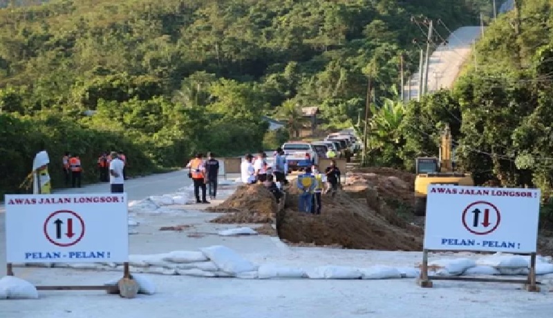 PERBAIKAN. Jalan poros Samarinda Berau terus dipantau terkait perbaikan longsoran yang saat ini tengah berlangsung.