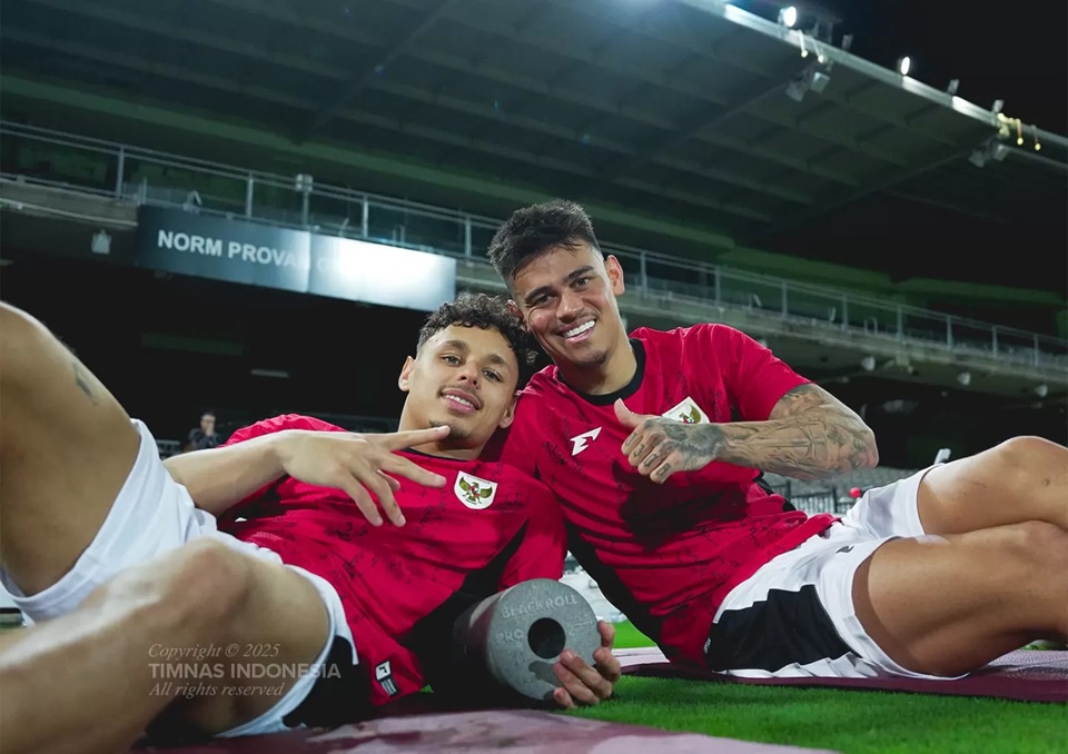 Mees dan Joey Pelupessy dalam latihan perdana Timnas Indonesia di Stadion Netstrata Jubilee, Sydney, pada Selasa 18 Maret 2025.