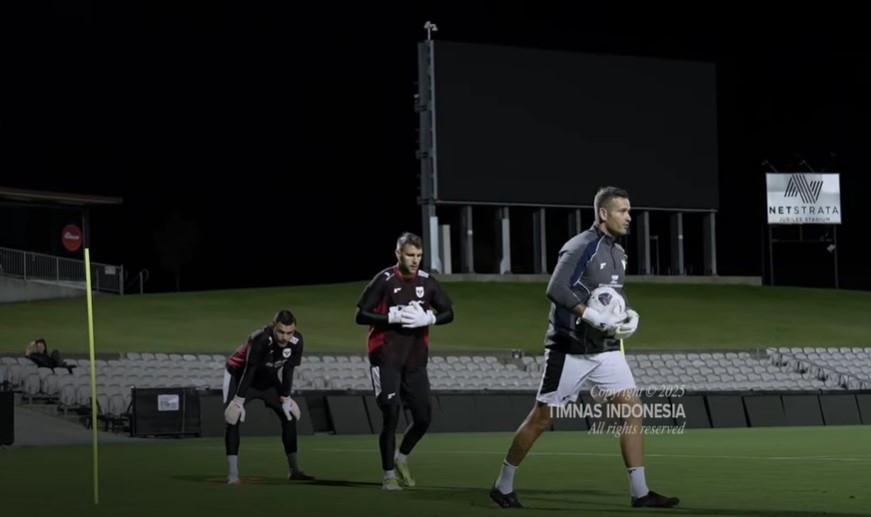 Maarten Paes dan Emil latihan perdana jelang lawan Australia.