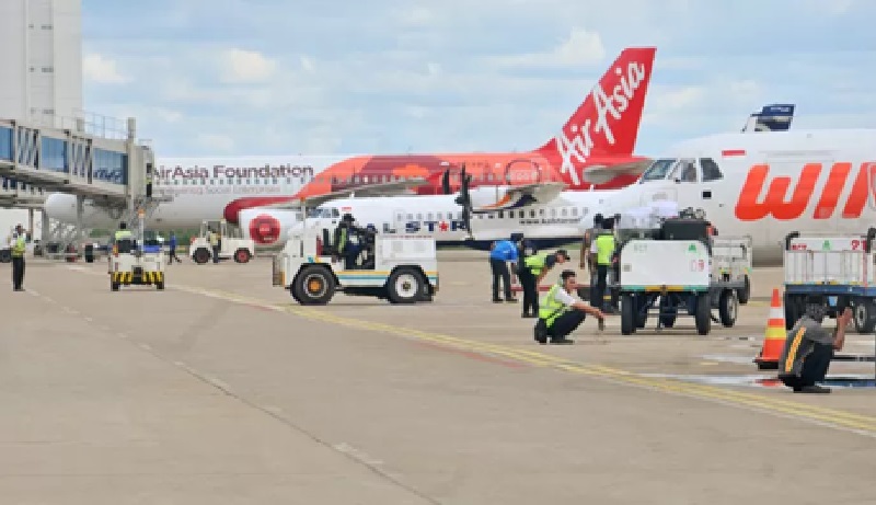 Sejumlah maskapai penerbangan saat mendarat di Bandara Internasional Supadio,Pontianak. Bandara Supadio memperpanjang Jam Operasional untuk Dukung Kelancaran Mudik Idulfitri. (HARYADI/PONTIANAK POST)