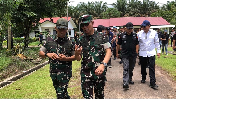 MITIGASI DAMPAK: Komandan Satgas Garuda Mayjen TNI Yusman Madayun (kiri) bersama Kasum TNI Letjen Richard Taruli H Tampubolon ikut turun melakukan penertiban kawasan hutan di Kabupaten Kotim.
