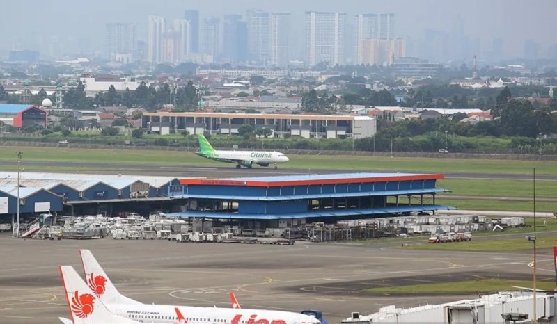 Aktivitas penerbangan di bandara Soekarna Hatta.