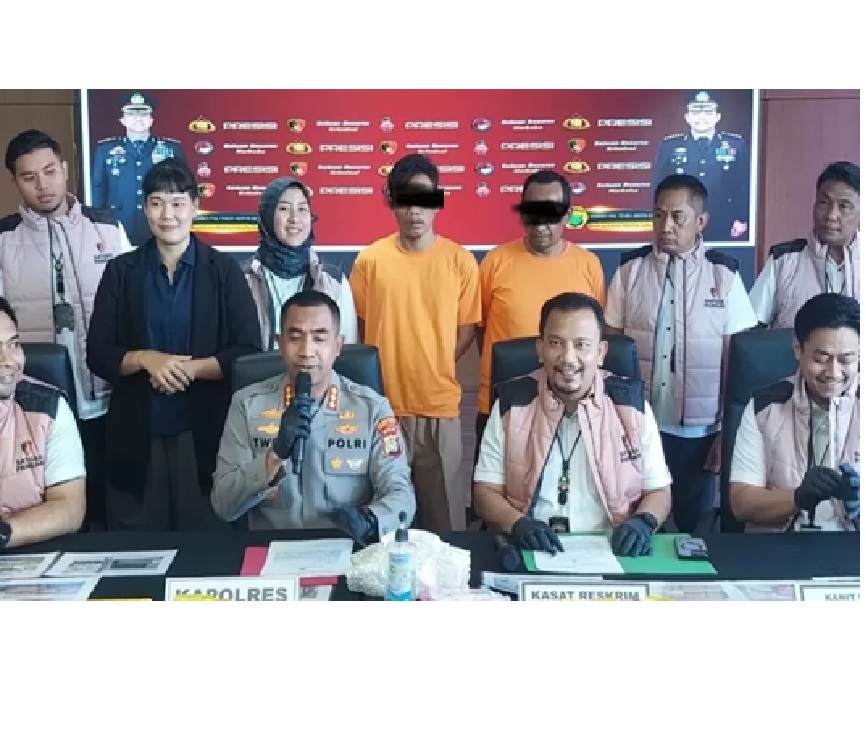 SKANDAL: Kapolres Metro Jakarta Barat Kombes Pol Twedy Aditya Bennyyahdi (dua dari kiri) mengungkap kasus kecurangan dalam pengemasan produk minyak goreng Minyakita, Rabu (19/3). (Foto: Ryandi Zahdomo