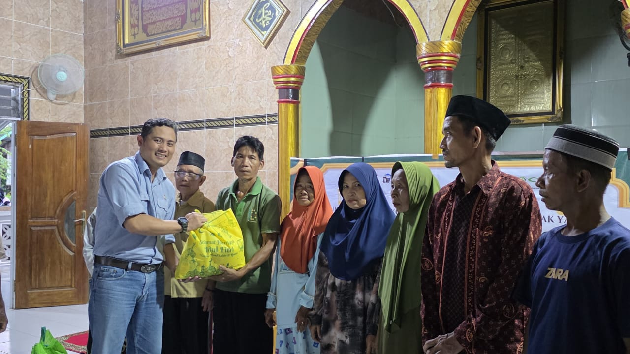 Project Manager PT PAMA BAYA, Fedo Ferdiansyah menyerahkan paket sembako dan santunan.