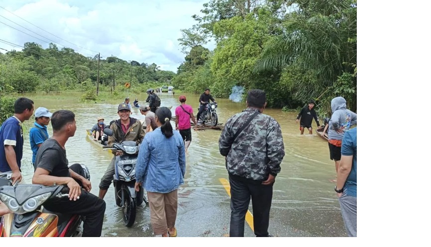 Banjir yang melanda Kecamatan Beduai Kabupaten Sanggau membuat akses menuju perbatasan RI-Malaysia terputus pada Jumat (21/3). (SUGENG ROHADI/PONTIANAK POST)
