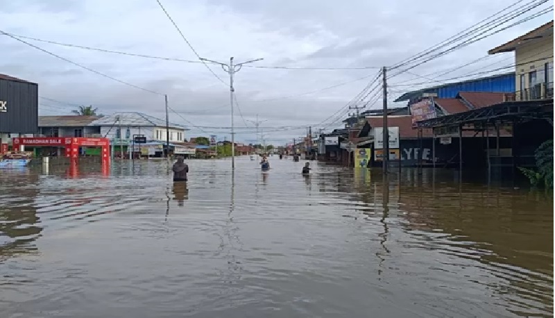 Banjir besar yang terjadi tahun ini dianggap masyarakat banjir paling besar. (Taufik/Pontianak Post)