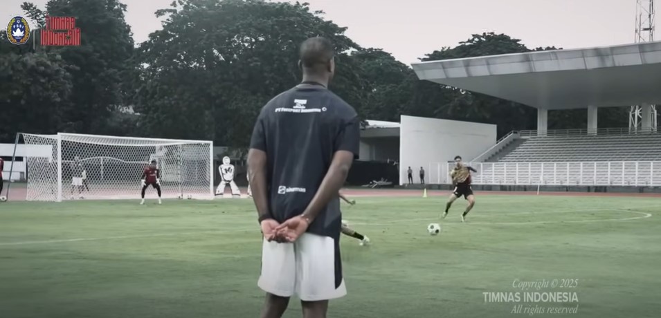 Patrick Kluivert saat sesi latihan timnas.