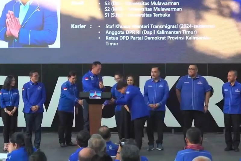 Ketua Umum Partai Demokrat Agus Harimurti Yudhoyono (AHY) menyalami Irwan Fecho yang terpilih menjadi Bendahara Umum Partai Demokrat Periode 2025&ndash;2030 di Gedung DPP Partai Demokrat di Jakarta, Minggu.