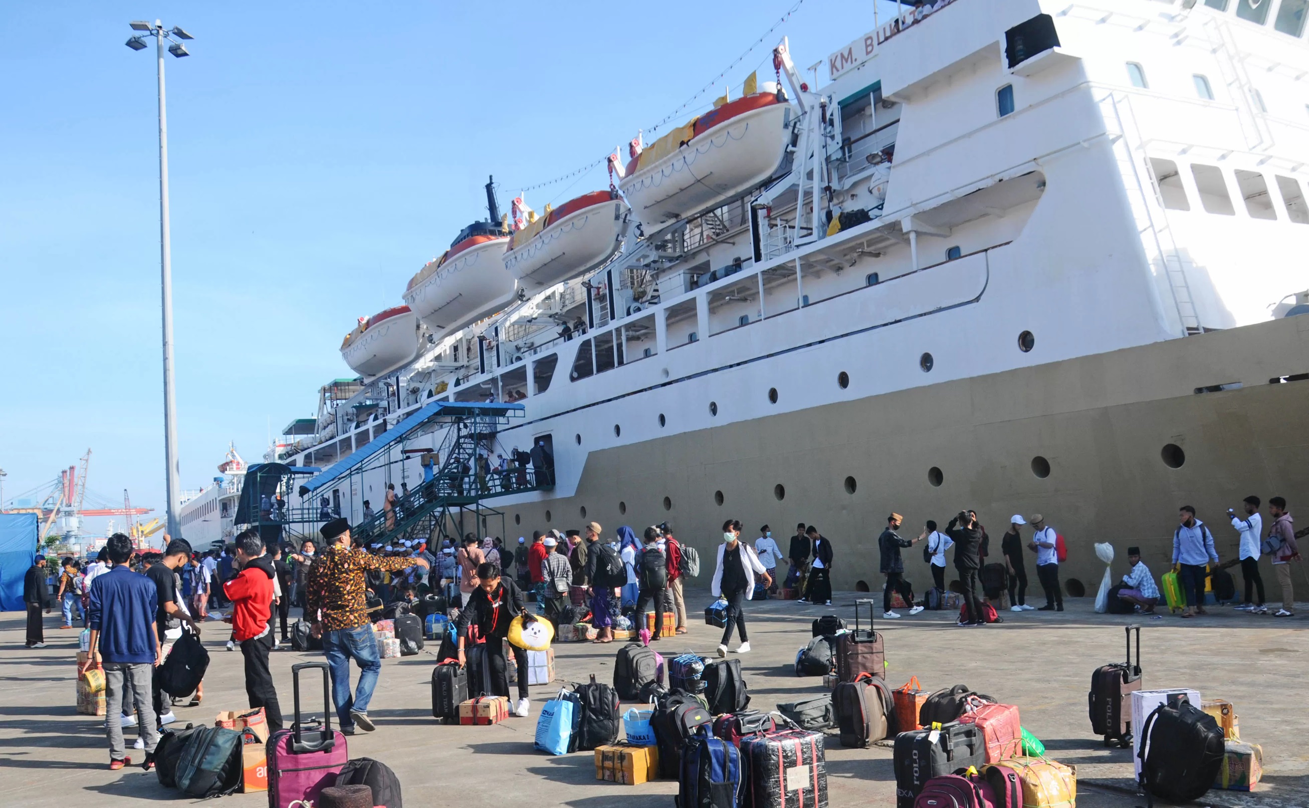 Kapal menjadi alat transportasi banyak orang, terutama pedagang antarpulau karena biayanya lebih murah. (Haryadi, Pontianak Post)