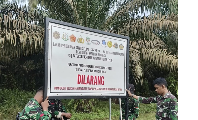 Satgas Garuda Penertiban Kawasan Hutan (PKH) memasang plang tanda penyitaan di kawasan lahan perkebunan kelapa sawit milik PT Agro Bukit di Jalan Sudirman km 26 disita Tim Satgas Penertiban