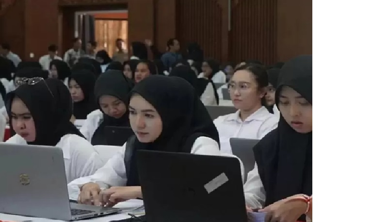 Peserta seleksi CPNS Pemprov Kalsel saat mengikuti tes dengan metode CAT. (BKD Kalsel untuk Radar Banjarmasin)