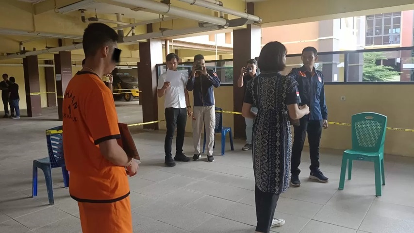 PEMBUNUHAN: Rekontruksi pembunuhan ibu kandung yang terjadi di Kecamatan Silat Hilir dilakukan di Polres Kapuas Hulu.