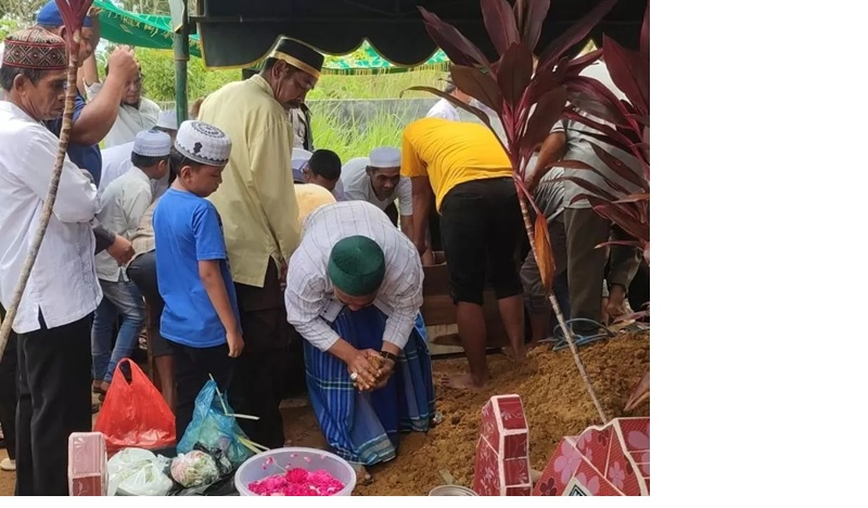 DIMAKAMKAN : Proses pemakaman Juwita, jurnalis Newsway.co.id gang ditemukan tewas di tepi jalan Gunung Kupang, Kecamatan Cempaka, Kota Banjarbaru (PUTRI UNTUK RADAR BANJARMASIN)