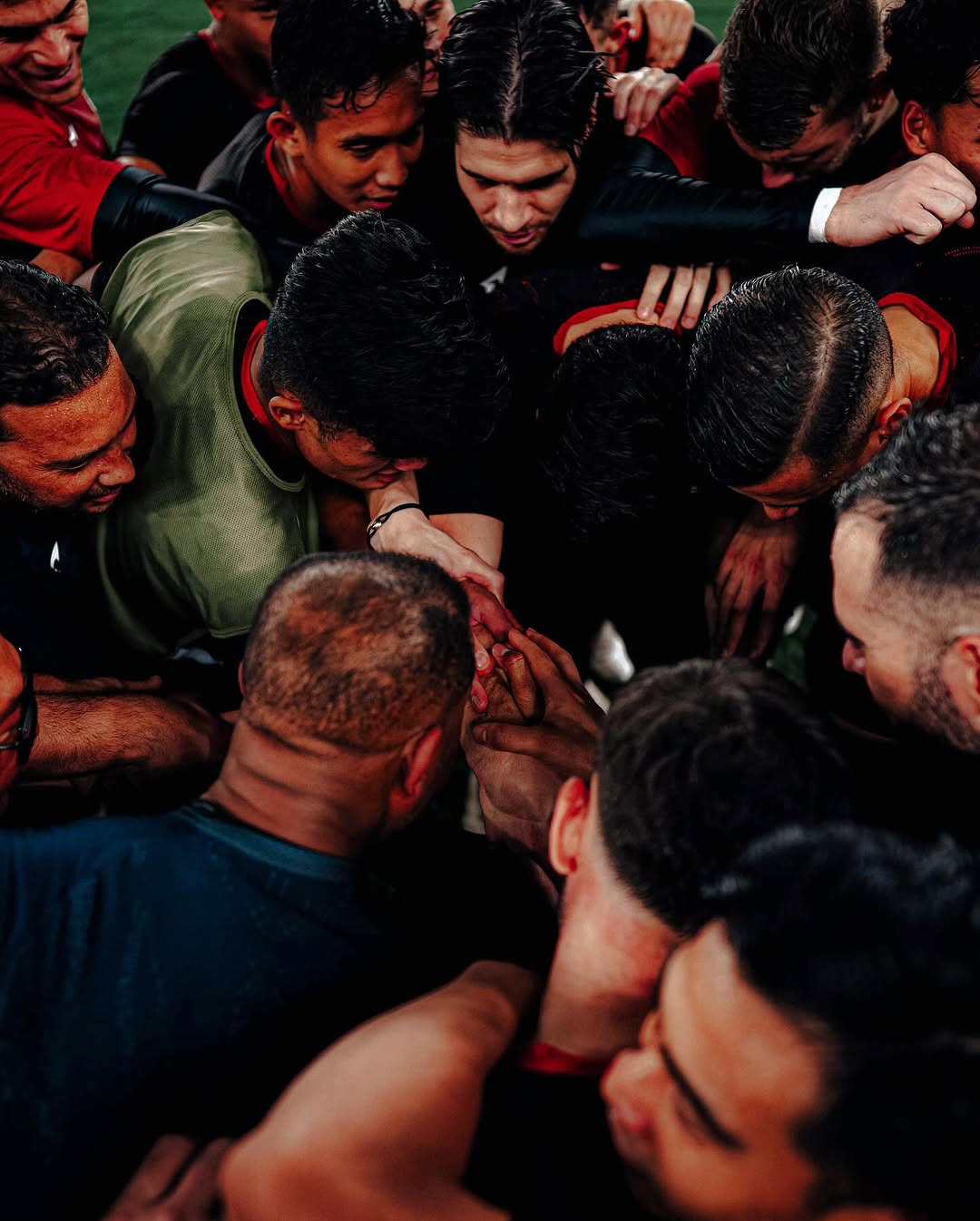 KOMPAK: Pemain timnas usai latihan. Timnas harus menang agar menjaga peluang ke Piala Dunia 2026. (X)