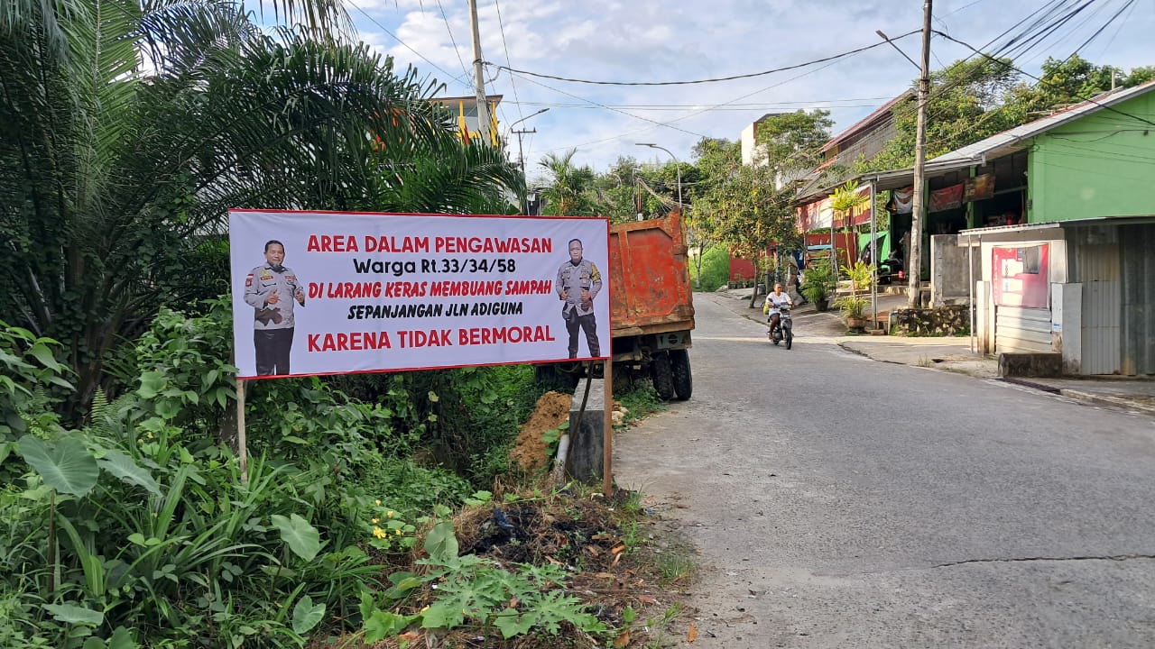 DIAWASI: Spanduk larangan membuang sampah yang dipasang di salah satu titik di Jalan Adiguna, Kelurahan Graha Indah, Balikpapan, Selasa, 25 Maret 2025.