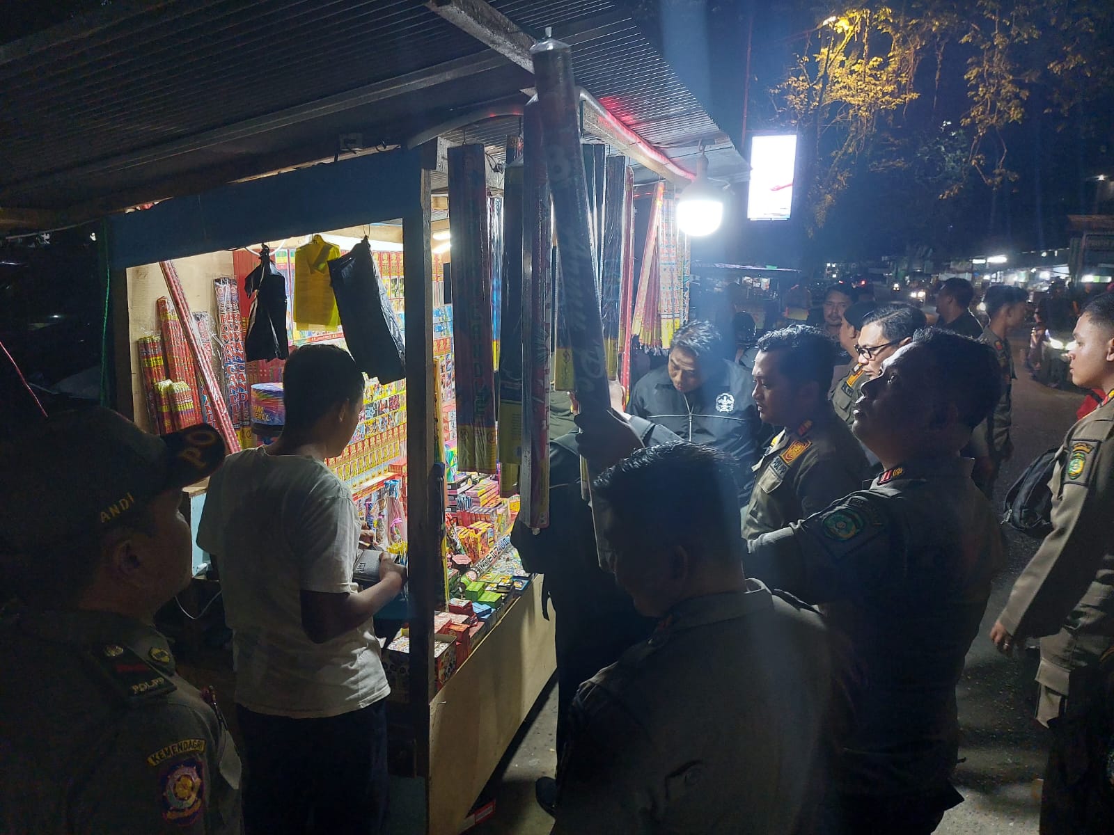 Satpol PP Kukar menertibkan pedagang kembang api yang terbukti melanggar Perda (Elmo/Prokal.co)