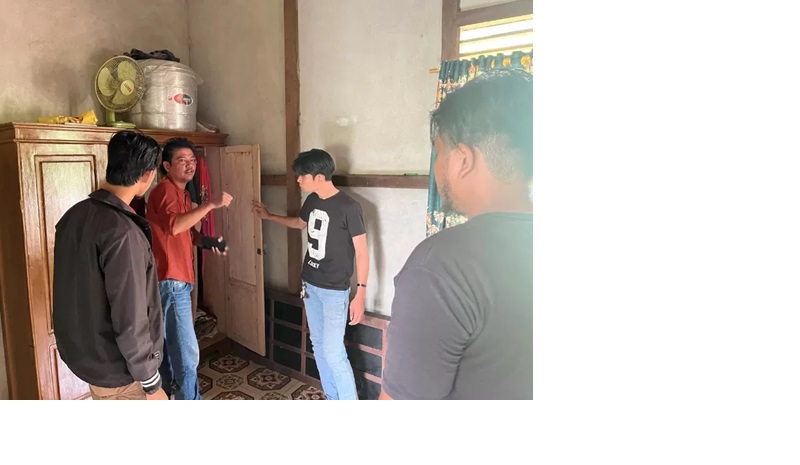 Polres Kapuas Hulu saat melakukan penyelidikan kasus perampokan yang terjadi di Kecamatan Boyan Tanjung. (PONTIANAK POST/DOK POLRES KAPUAS HULU)